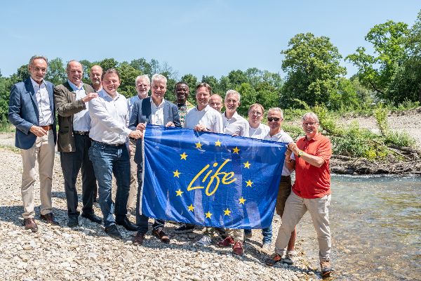 Zusehen ist die feierliche Baustelleneröffnung der Pielach. 