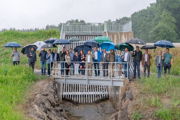 Gruppenfoto bei der Eröffnungsfeier des Hochwasserschutz am Oedter Bach.