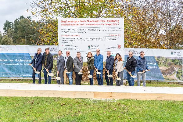 Gruppenfoto beim Spatenstich des Hochwasserschutz Grafendorf.