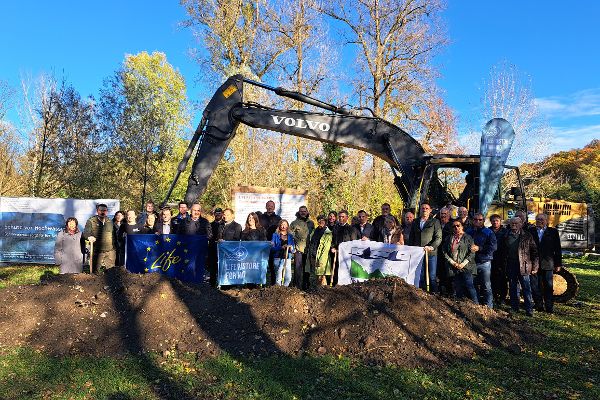 Gruppenfoto bei der Eröffnung des Hochwasserschutz Mühlbach in der Steiermark.