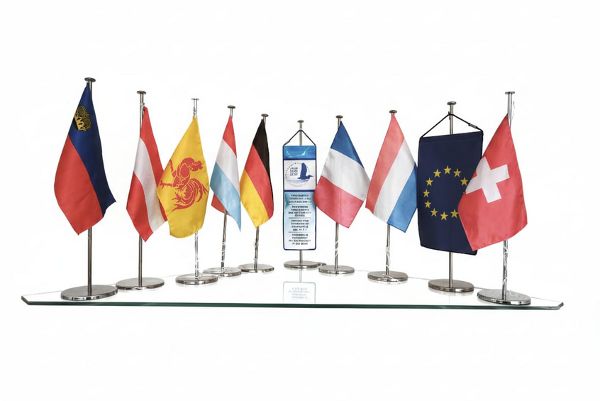 Auf dem Bild sind die Flaggen der IKSR-Länder zu sehen