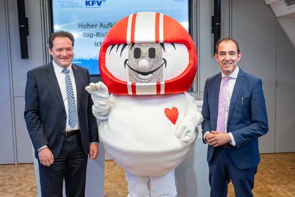 Ein Foto mit Bundesminister Totschnig, HELMI und Herr Schimanofsky bei der Hochwasser Pressekonferenz.