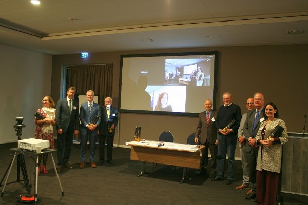 Repräsentantinnen und Repräsentanten der Wasserwirtschaft aller Rheinanliegerstaaten, der UNESCO und WMO sowie der Internationalen Kommission zum Schutz des Rheins und der Zentralkommission für die Rheinschifffahrt beim Jubiläumssymposium in den Niederlanden.