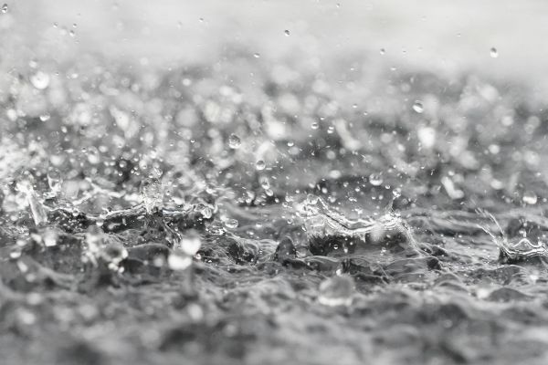 Regen auf eine Wasseroberfläche