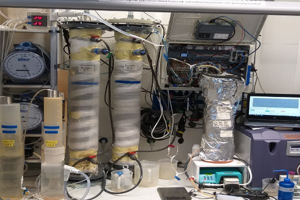 verschiedene Messgeraete zeigen Versuchswerte an