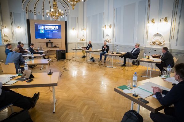 Landwirtschaftsministerin Elisabeth Köstinger und der Präsident der Landwirtschaftskammer Österreich Josef Moosbrugger diskutierten mit dem Gesundheitsministerium, Spitzenvertretern der Landwirtschaft und Rechtsexperten über die Umsetzung der im Regierungsprogramm festgeschriebenen verpflichtende Herkunftskennzeichnung für bei der Gemeinschaftsverpflegung und bei verarbeiteten Produkten.