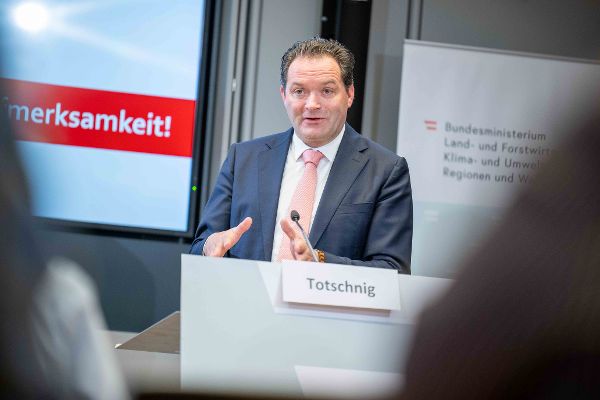 Bei der Pressekonferenz „Lebensqualität in Gemeinden“ wurde eine Studie von Bundesminister Norbert Totschnig und Christoph Haselmayer (IFDD) vorgestellt. Im Mittelpunkt standen Themen wie regionale Wertschöpfung, Versorgung und Infrastruktur in kleinen und großen Gemeinden.