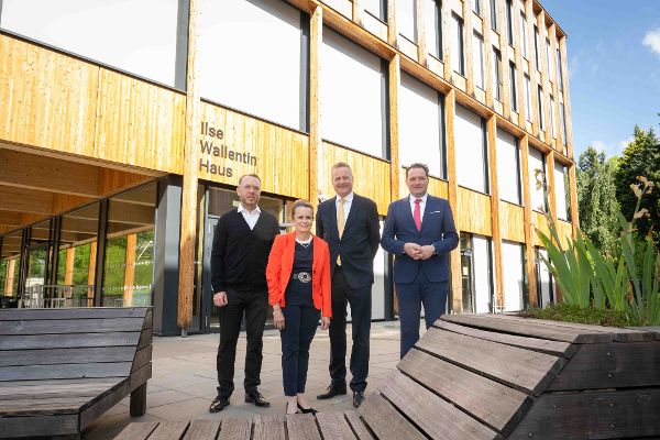 Bei einer Pressekonferenz an der BOKU University wurden neue Impulse präsentiert, um den Holzbau in Österreich zu fördern. Dazu zählen unter anderem die neue Stiftungsprofessur an der BOKU University und der erste Österreichische Staatspreis für Holzbau.
