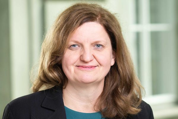 Portraitfoto von Abteilungsleiterin Charlotte Vogl zuständig für die Abteilung I/5 Wasserlegistik und Wasserökonomie.