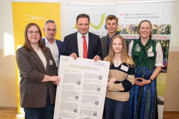 Schülerinnen und Schüler mit Norbert Totschnig bei der Übergabe der Klimacharta