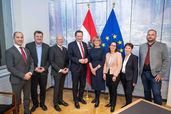 Gruppenfoto Spanische Hofreitschule, von links nach rechts: Marius Schreiner, Dr. Gerhard Draxler, Dr. Michael Enzinger, Bundesminister Norbert Totschnig, Geschäftsführerin DI Maria Patek, Mag. Ulrike Rauch-Keschmann, Mag. Ilse Hohenegger, Karl-Heinz Riedl