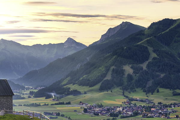 Blick auf das idyllisch gelegene Dörfchen Thannheim in Tirol