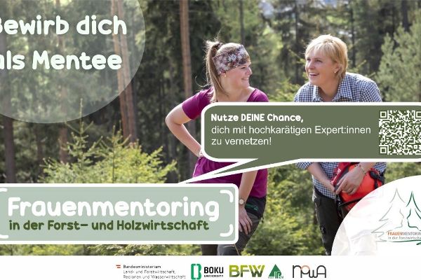 Zwei Frauen stehen im Wald und sprechen miteinander.