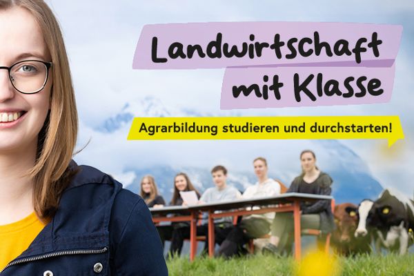 Das Bild zeigt eine Junglehrerin auf einer Wiese vor einer Schulklasse