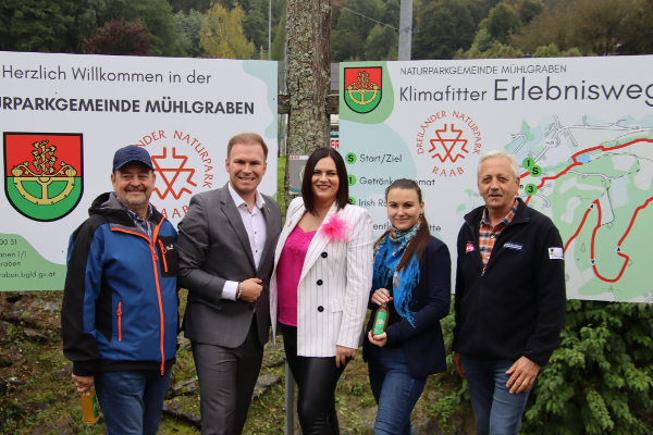 Den "Klimafitten Erlebnisweg" entlang des Doiberbachs eröffneten Bürgermeister Fabio Halb und Landeshauptmann-Stellvertreterin Astrid Eisenkopf.