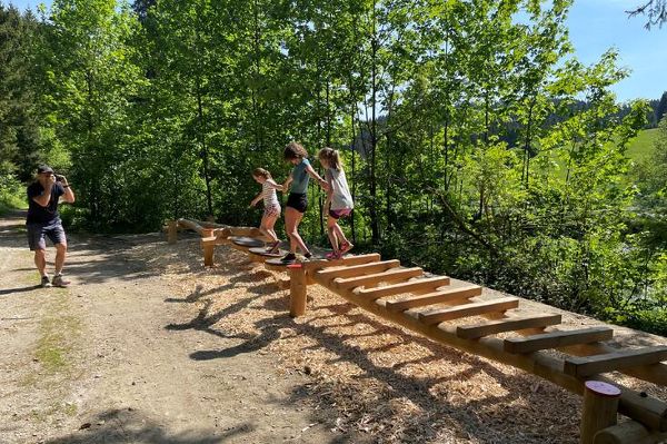 Kinder spielen in Motorikpark