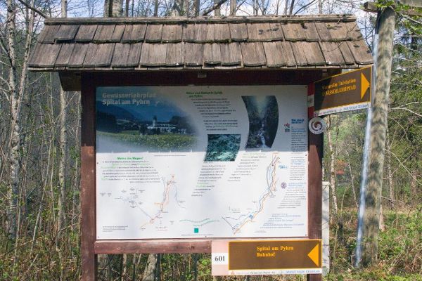 Eine Schautafel, worauf der Gewässerlehrpfad genauer beschrieben ist.