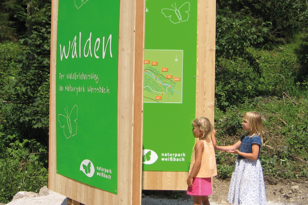 Kinder vor einer Schautafel am Walderlebnisweg walden