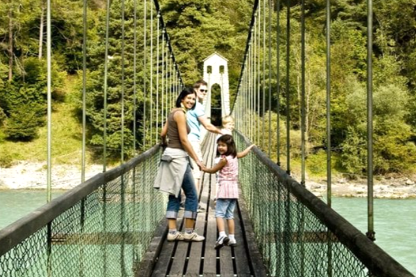 Eine Familie auf der Hängebrücke in Stams