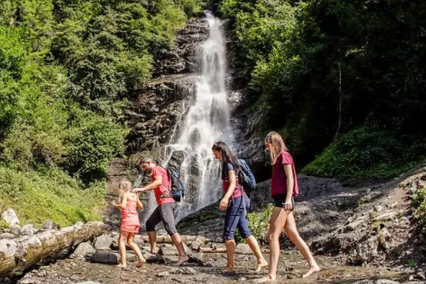 Familie geht den Naturerlebnisweg Schleierwasserfall und Vogellehrpfad