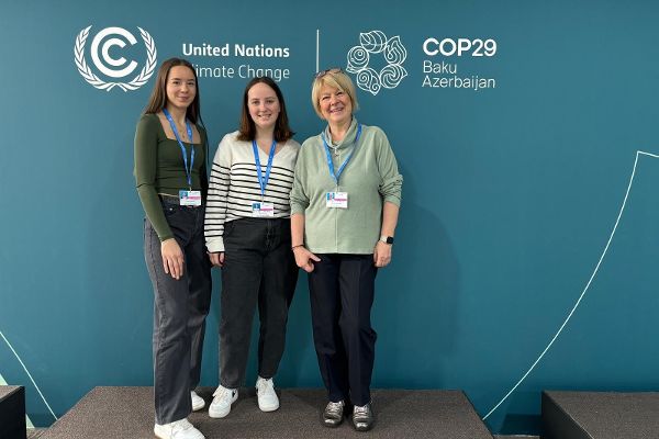 Laura und Eva mit Projektleiterin Monika Winzheim