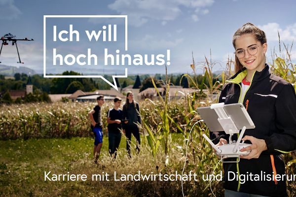Mädchen steuert eine Drohne