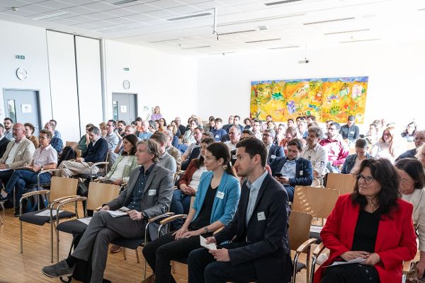 Dieses Bild zeigt die Teilnehmer und Teilnehmerinnen von Speeding Up Innovation KI