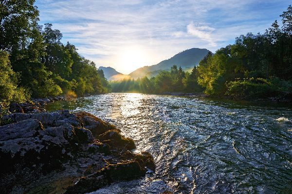 Flusslandschaft im Sonnenaufgang
