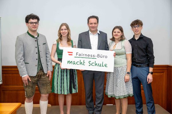 Gruppenfoto Norbert Totschnig mit Schülerinnen der HBLA Klosterneuburg mit Schild "Fairness macht Schule"