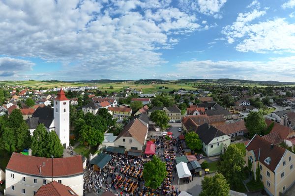 eine Luftaufnahme zeigt den Ortskern mit Kirche der Marktgemeinde Michelhausen