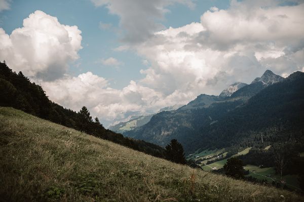 Berge und Felder vor wolkigem Himmel