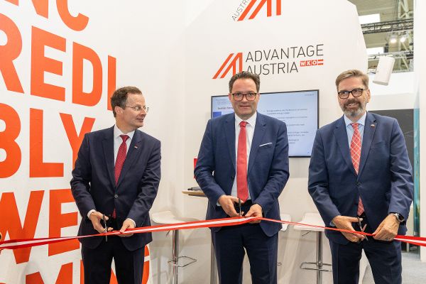 Herr Bundesminister Norbert Totschnig durchschneidet mit 2 Herren ein Band und eröffnet die IFAT Messe 2026.