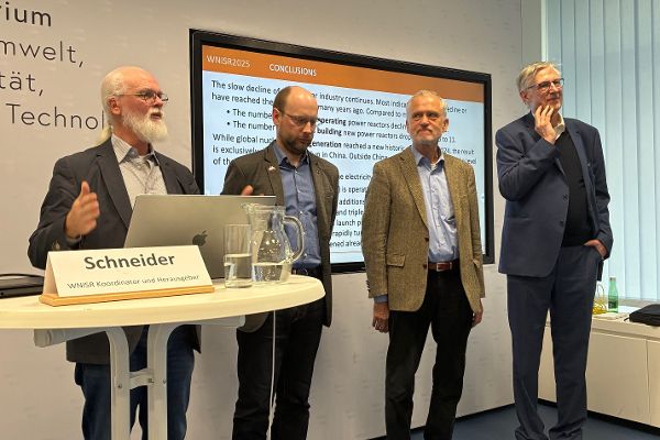 Die vier Präsentatoren stehen vor dem Publikum und beantworten Fragen.