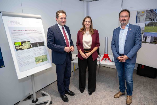 Bundesminister Totschnig erfährt von der Leiterin der Strahlenschutzabteilung und dem Geschäftsführer der Firma GIHMM, wie das österreichische Strahlenfrühwarnsystem funktioniert.
