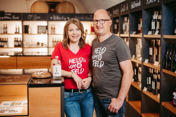 Mann und Frau an der Theke