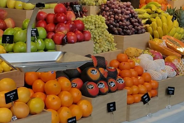 Obststände mit verschiedenen Obstsorten
