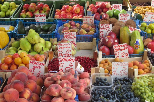 Riesiger Obst- und Gemüsestand mit verschiedenen Sorten