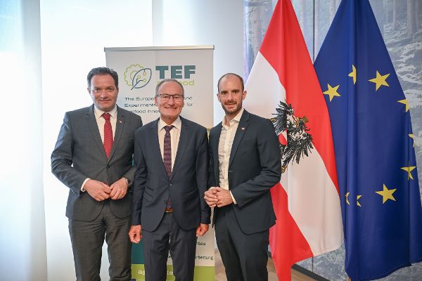 Hintergrundgespräch mit HBM Totschnig und STS Tursky