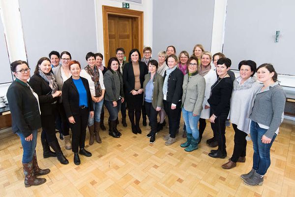 Gruppenfoto, Menschen stehen im Halbkreis