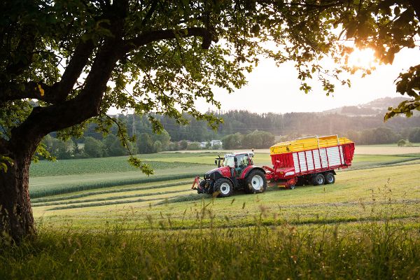 Heu laden auf einem Feld
