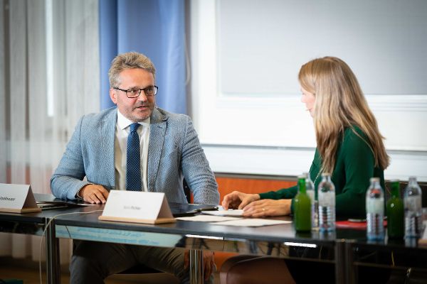 Mann und Frau sitzend