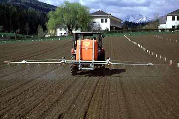 Traktor mit Aufsattel-Balken-Sprühgerät im Gemüsebau