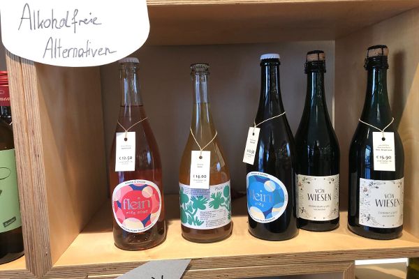 5 Flaschen alkoholfreie Alternativen in einem Weinregal
