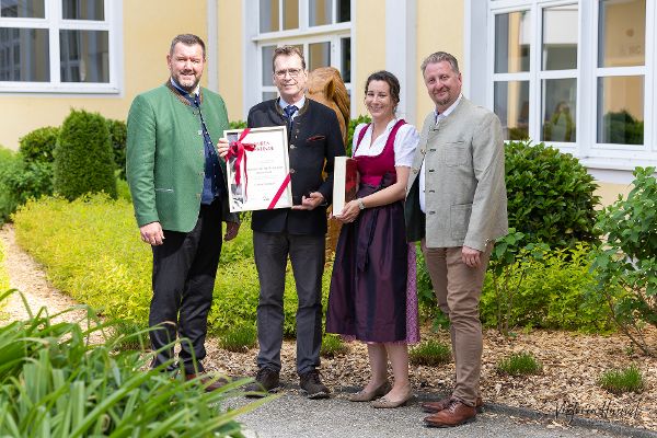 Foto in Stadl-Paura mit Personen von Pferd Austria und Herrn Ministerialrat Diplom-Ingenieur Doktor Johannes Frickh mit Auszeichnung. 