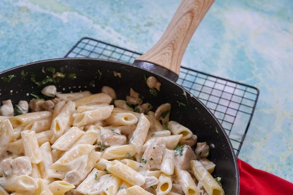 Nudelfanne mit cremiger Soße und Hühnchenfleisch