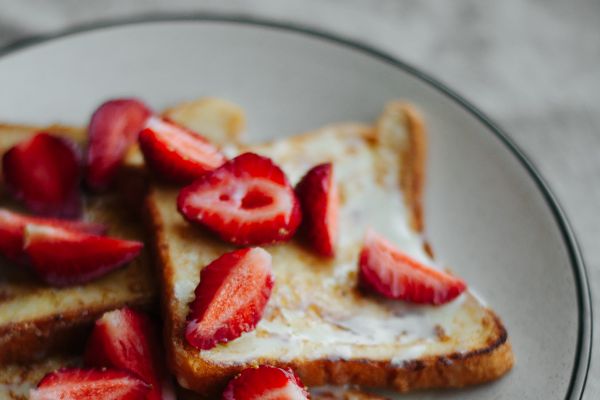 French Toast mit Erdbeerstückchen
