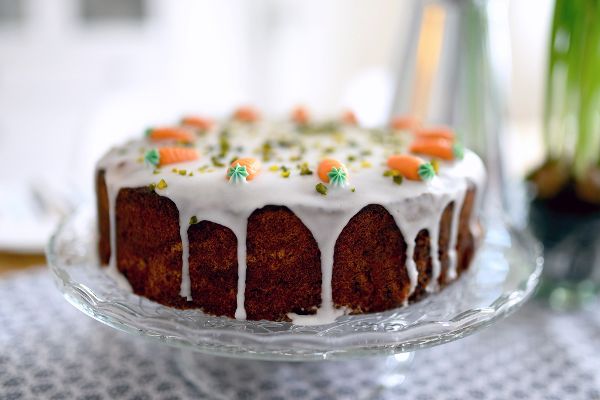 Karottenkuchen mit Glasur und Deko aus Zuckerkarotten