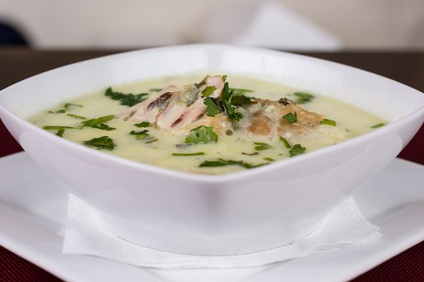 weiße Schale mit Hühnersuppe