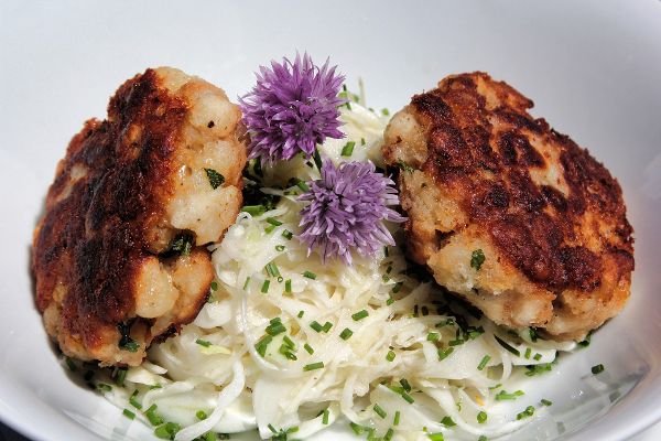 Kaspressknödel auf Krautsalat, garniert mit Blumen