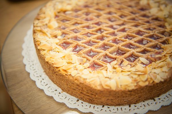 kuchen mit nüsse und marmelade